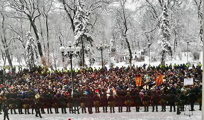 Молебен православных верующих канонической Церкви у Верховной Рады в день принятия антицерковного закона № 5309 о переименовании УПЦ