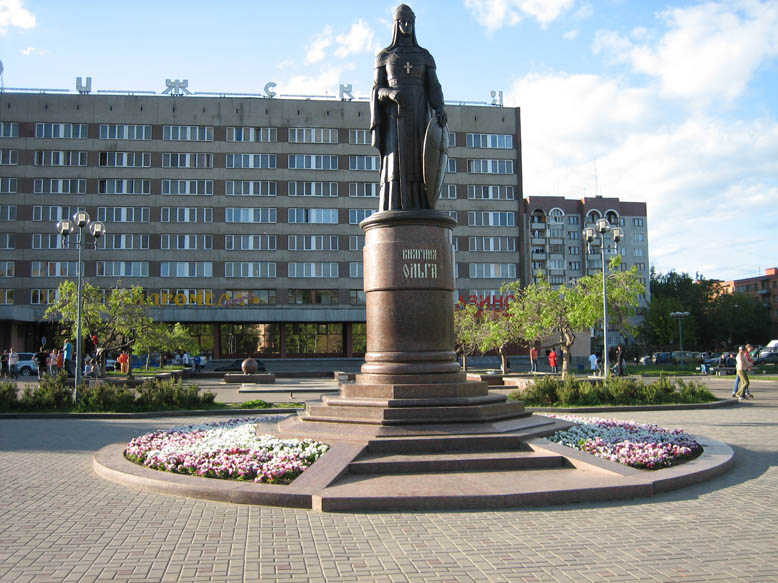 Памятник княгине Ольге в родном ей Пскове