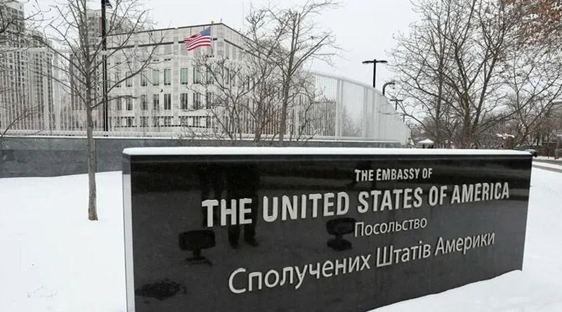 24 января стало известно, что посольство США в Украине начинает частичную эвакуацию — якобы из-за скорого «вторжения России». О том же объявила и Британия.