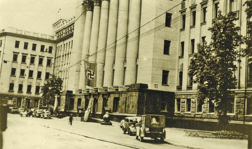 Осень 1941 года. Немецкий флаг на здании ЦК Партии в Киеве, где теперь Администрация президента