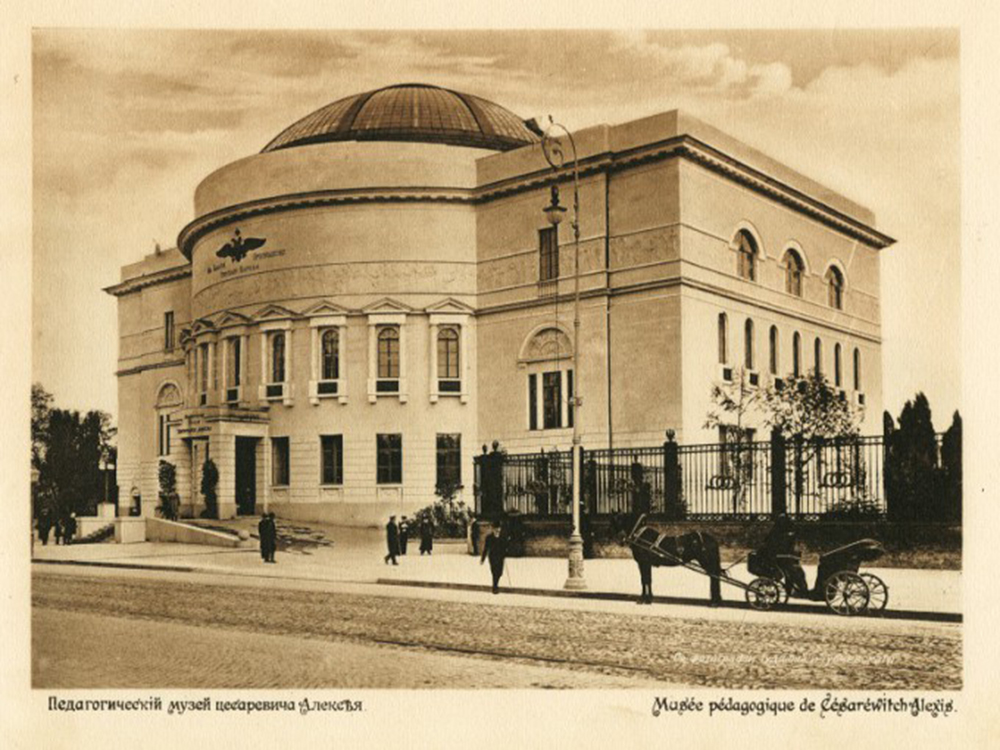 Фото 1908 года. В этом здании
Педмузея с двуглавым орлом Центральная Рада прозаседала все время своего
недолгого существования