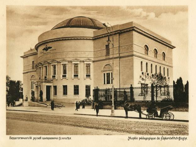 Фото 1908 года. В этом здании
Педмузея с двуглавым орлом Центральная Рада прозаседала все время своего
недолгого существования