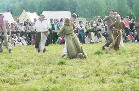 Средневековый британский футбол. Современные реконструкторы, увы, не могут передать всю его первобытную звериную красоту – сломанных рук не хватает