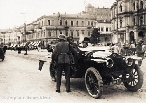 1918-й, Киев. Немецкий патруль на Думской площади.
Теперь это Майдан Незалежности. На месте здания слева от автомобиля — ныне
Главпочтамт. Здание в правом углу фото — несохранившаяся Городская дума.