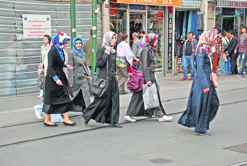 Турчанки. Так одеваются в Стамбуле скромные приличные девушки