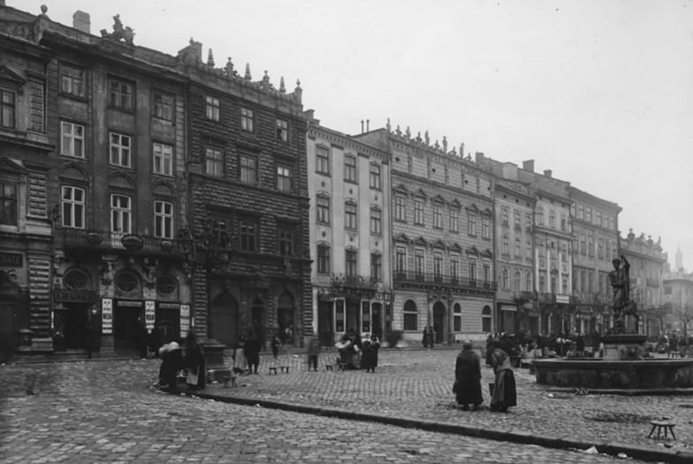 Площадь рынок. С 1915 года, когда
был сделан этот снимок, дома в центре Львова практически не изменились, в
отличие от горожан