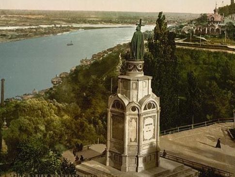 Памятник Владимиру. Безропотно нес свой
крест все годы гражданской