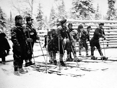 Финские лыжники. Многие из них воевали в домашней
одежде