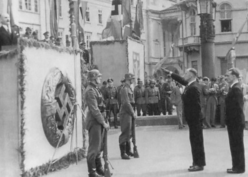 Львов, лето 1943 г. Майор дивизии СС «Галичина» Евгений Побегущийсалютует на проводах добровольцев