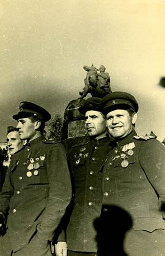 Возле Богдана. Советские офицеры в освобожденном
Киеве, ноябрь 1943 г.