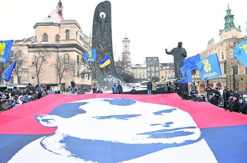 Флаг цвета крови и смерти. Митинг во Львове 1 января 2011 года, посвященный очередному дню рождения печально известного земляка