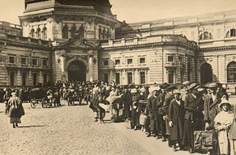 Харьков, 1918. Там было провозглашено двереспублики — Украинская Народная Советов рабочих, крестьянских, солдатских иказачьих депутатов и Донецко-Криворожская.