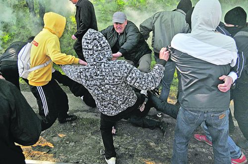 Вчетвером на одного. Так проявляли «храбрость» львовские ультрас. Никаких боевиков партии «Родина» 9 мая во Львове не было. Фото PHL