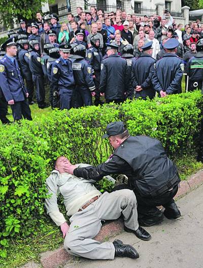 Приезжать во Львов опасно. «Галичане думают, что высшей формой гражданского неповиновения является насилие с мордобоем» (В.Павлив). Фото AFP