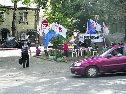 Лукьяновка, 13. Это весь пикет в четверг в поддержку Тимошенко. Фото: О. Бузина