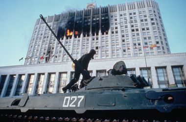 Москва, 1993 г. Российская
Федерация — тоже детище революции. В столице России Белый дом горел точно
так же, как Дом профсоюзов в Киеве в феврале нынешнего года.