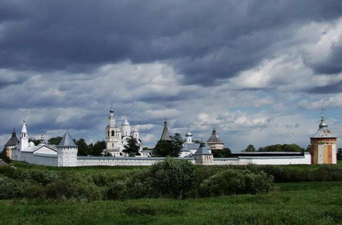 Спасо-Прилуцкий монастырь
под Вологдой. Здесь запорожцы «многих посекли и в церкви Божия милосердия
образы ободрали, и казну монастырскую без остатка поимали»