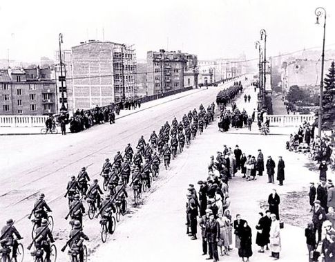 Осень 1939 г. Победоносный немецкий
"велопробег" по взятой Варшаве